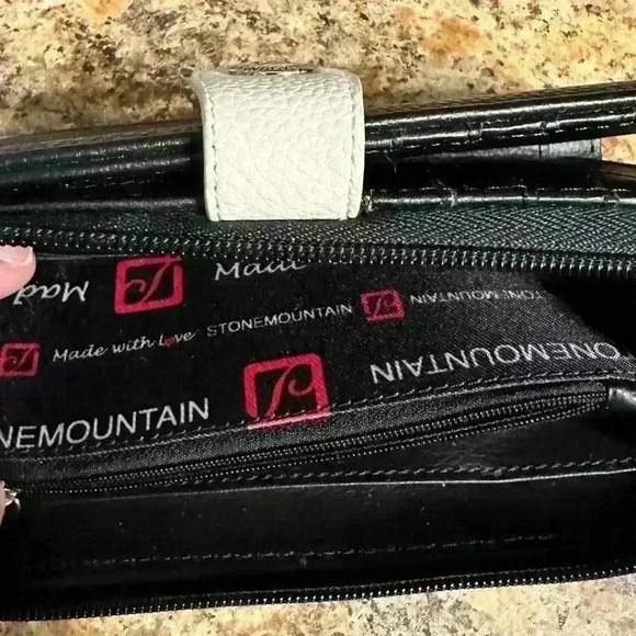 Stone Mountain USA Womans Black And Cream Faux Leather Wallet with Zipper & Snap - Picture 7 of 13